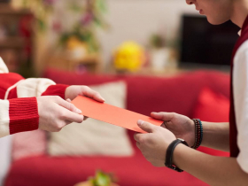 初五開工發紅包，拿到紅包千萬別做這件事！民俗專家教這招「帶財」一整年 ，把紅包袋變身最強錢母